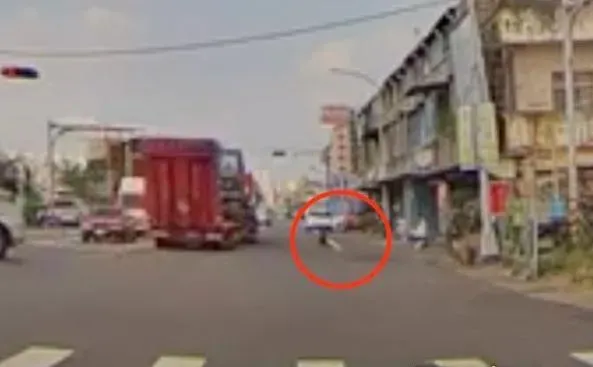 影/奪命血滴子！拖板車百公斤輪胎脫落飛滾　驚悚砸凹轎車鈑金