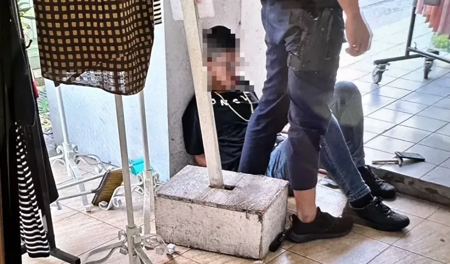 快訊/嘉義男試戴金飾「辣椒水」搶銀樓！衝出門遭老闆、民眾壓制報案