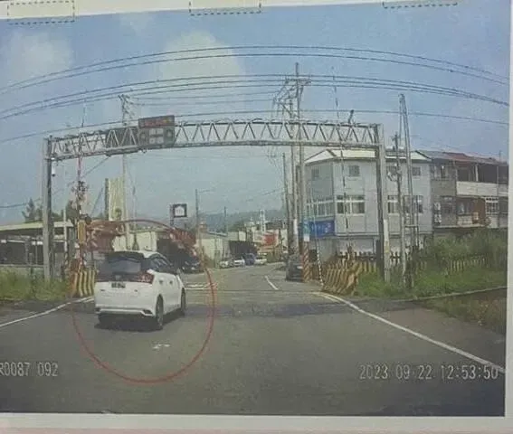 平交道超車被檢舉！駕駛收3.4萬元罰單嚇壞