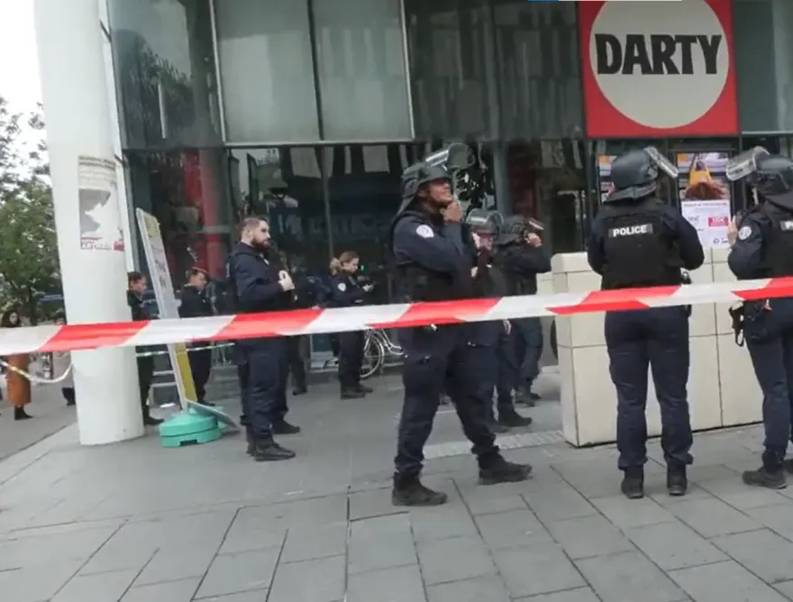 快訊/在巴黎地鐵高喊「你們都去死」！戴頭巾女子遭警槍擊