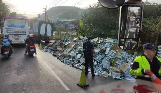 快訊/上班上課注意！基隆載酒聯結車漏貨　「大量台啤灑滿地」現場回堵3公里