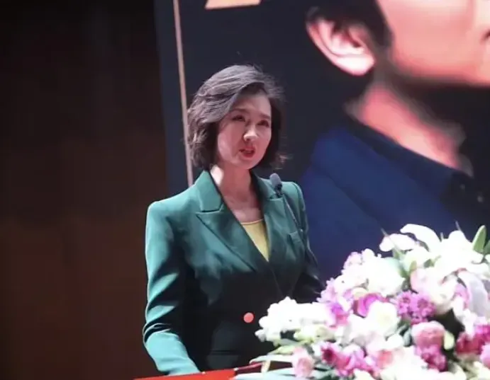舞者成功轉型！20年主持近千場大型晚會　陸46歲美女主持王靜癌逝