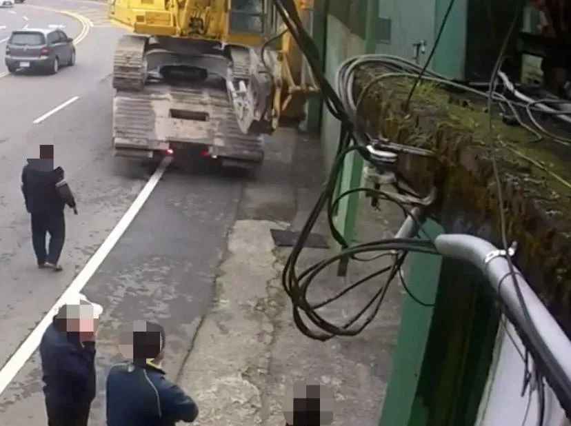 影/指揮怪手拆房還丟爆裂物！桃園囂張角頭暴力介入砂石場經營　警逮12人