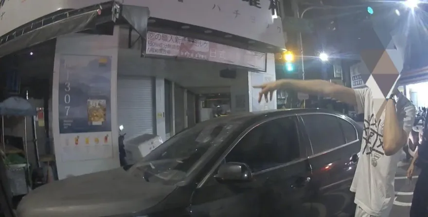 影/「欠修車費」被友人抱怨不還錢！高雄男惱怒持刀揮舞嚇壞路人