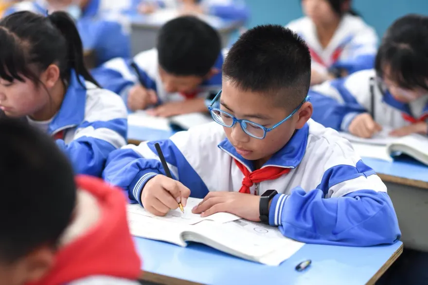 中小學下課10分鐘被限制！學生「沒時間上廁所」　陸官媒批：適得其反