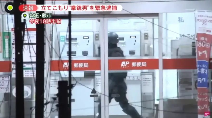影/80歲翁持槍攻擊醫院和郵局　挾持2人質對峙8小時...供稱「和郵差有過節」