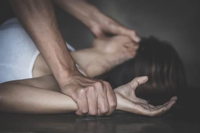 一起看片有衝動！「我不要、你冷靜」辣妹推辭國小同學仍遭侵犯