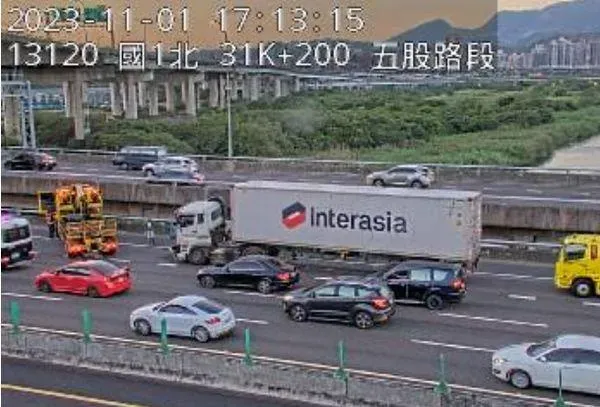 快訊/國1南下五股路段貨櫃車追撞！警消救出小貨車駕駛　紫爆回堵中