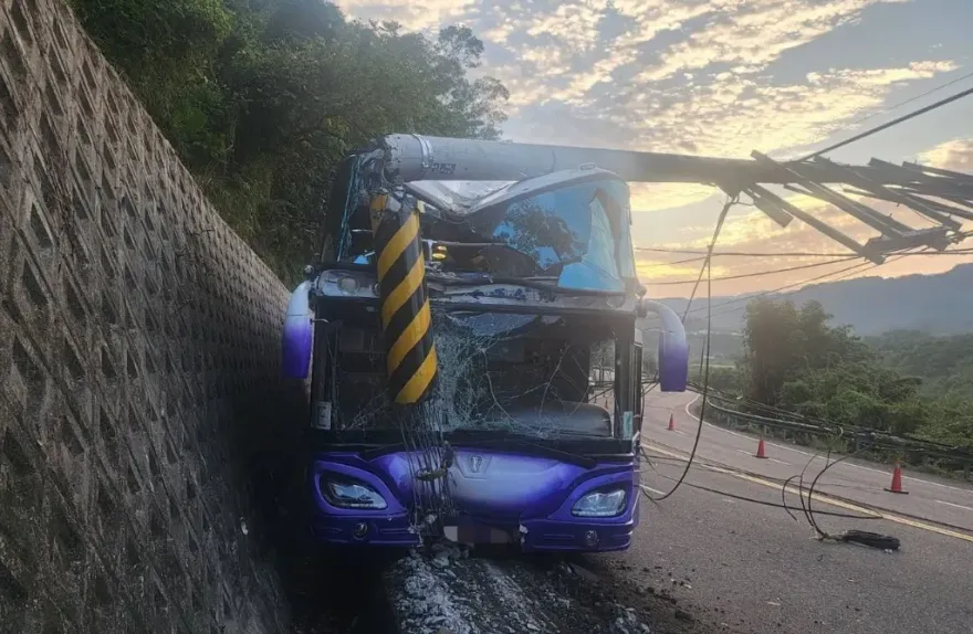 太誇張！遊覽車司機疑恍神自撞水泥邊坡　電桿「攔腰折斷」壓車頂