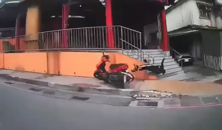 影/基隆騎士過彎直衝福德宮！網諷「猴子騎車」：直接飛撲太虔誠