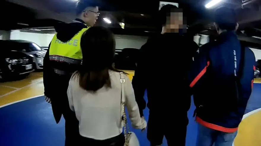 影/7條通男嗆「手握方向盤一定不會被抓」　萬聖節約會取車被逮女友「牽牢牢」