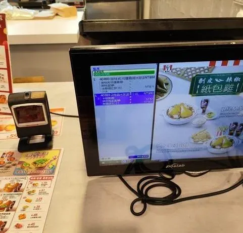 炸雞店員「飆國罵」嗆爆內場！他拿安全帽秒閃人　客傻眼：等餐等2小時