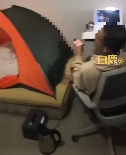 影/陸男偷住「賣場樓梯下」半年無人知！　自備「帳棚桌機」生活超愜意