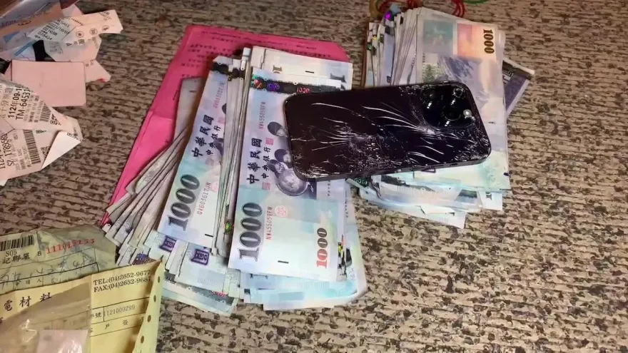 影/千元鈔滿天飛舞！台中男包放車頂忘了拿　36萬撒滿街…7萬不見了
