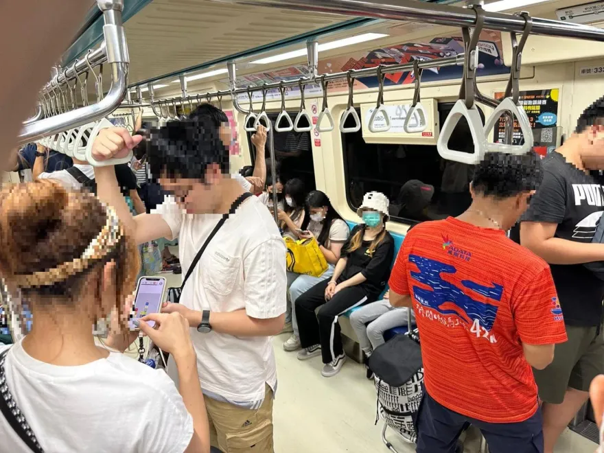 快訊/北捷奇岩站列車門「關不起來」！200名乘客傻眼換搭下一班