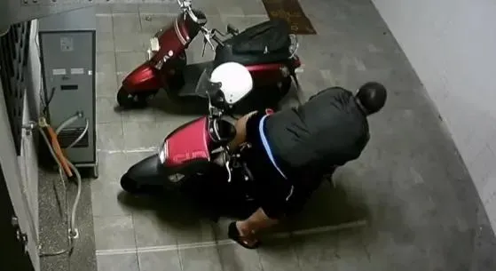 詭「擼」畫面曝！嘉義男脫褲趴機車「下體蹭雨衣」　女大生快崩潰