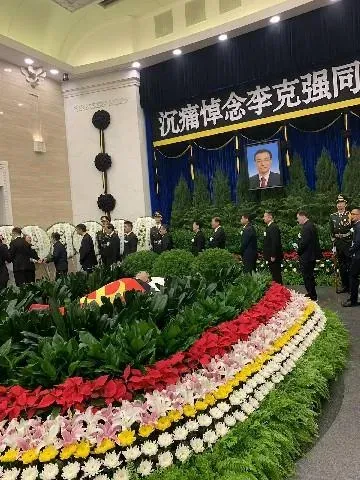 李克強逝世告別式現場曝光　遺體覆蓋黨旗躺鮮花...李鵬兒子前往悼唁