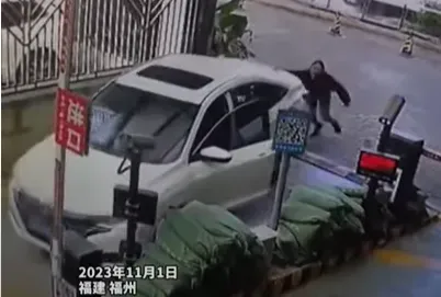 影/車子A到好心痛！她忘記做這件事「撞爛保時捷」…短短13秒荷包大失血
