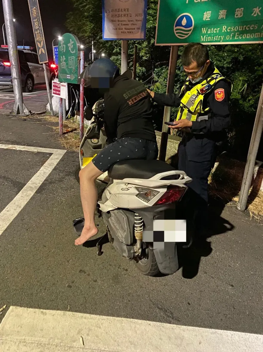 影/台中男「累到機車當床睡」！員警狂拍背沒反應　背後原因惹鼻酸