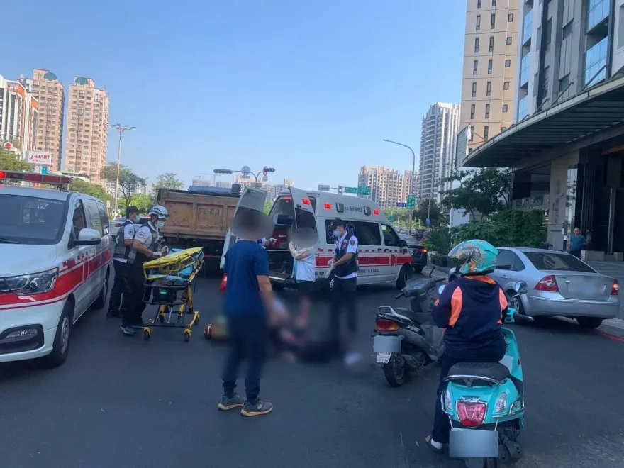 快訊/高雄砂石車擊落機車！87歲翁摔飛頭部重創　緊急送醫