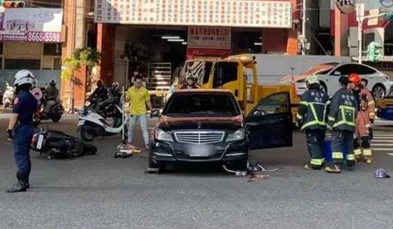 影/騎士遭賓士鏟倒驚悚輾過　民眾抬車救人驚險畫面曝