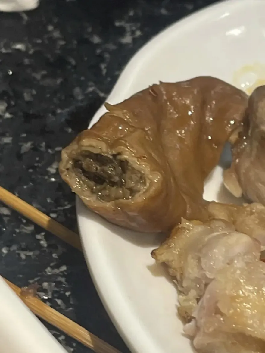 滷肥腸「真材實料」一口爆餡？她吃到暗黑料理狂吐　老闆否認：只是滷料渣
