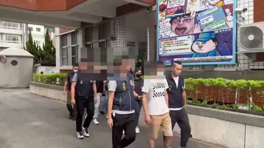 影/中古車買賣糾紛！台中暴力男控非「原廠車」率眾砸車、撒冥紙　介紹人也遭殃