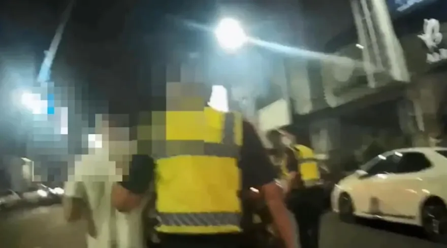 影/高雄酒客鬧事！警方出動快打、噴辣椒水　逮捕2男送辦