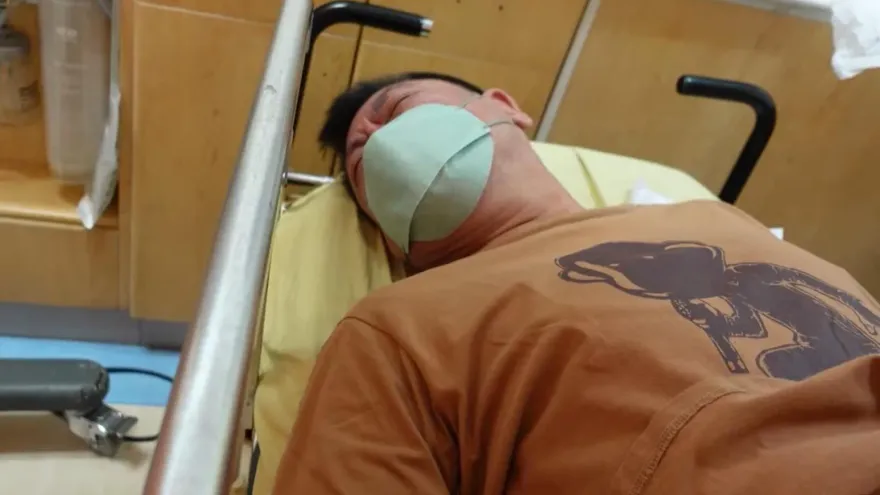 影/孫德榮入院！ 急診躺床「插30公分超粗尿管」痛叫：別問快死了沒