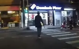 影/板橋街頭驚見囂張男「持刀」橫著走　民眾憂心「抓到了嗎」