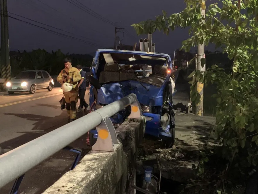 影/恐怖！高雄貨車「自撞橋墩」慘遭鐵管穿車頭　警消破車救人