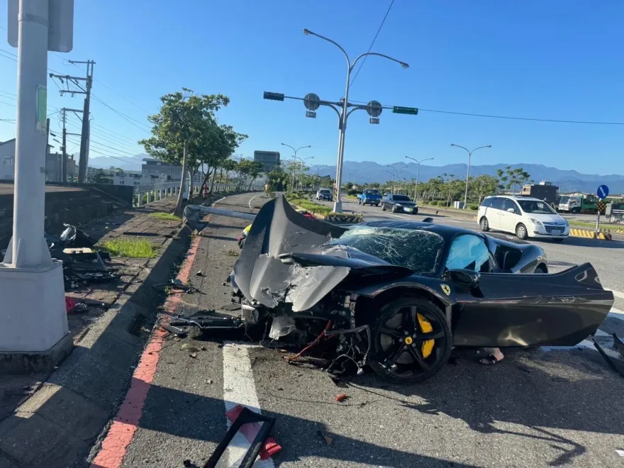 影/開「2385萬法拉利SF90」載馬子自撞！爛如廢鐵　慘！車租來的