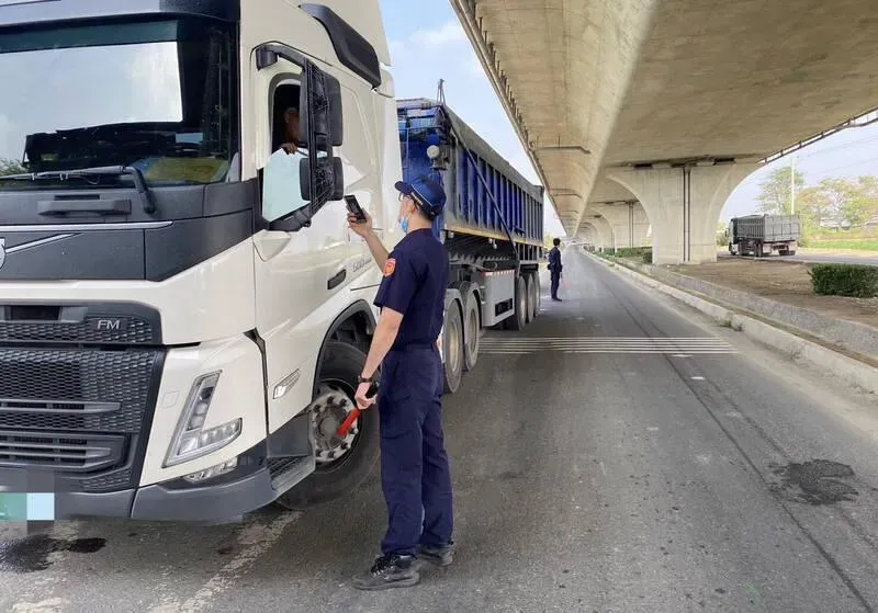 扯！砂石車隊7車超載「全部70噸起」！超重逾1倍　警祭百萬罰單