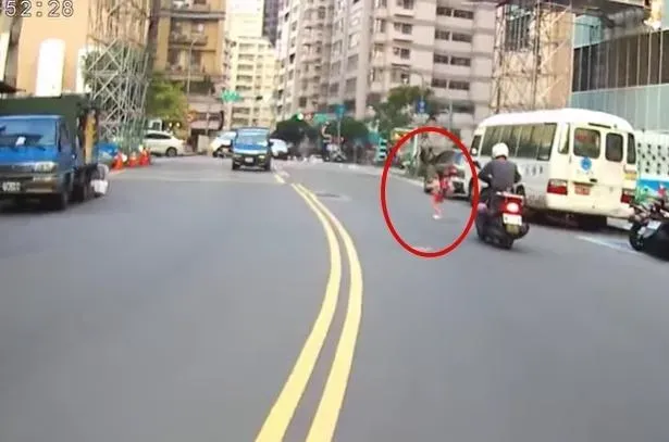 錯誤身教！女童「鬼切暴衝雙黃線」機車、貨車嚇傻急煞　他怒：家長竟在對面等