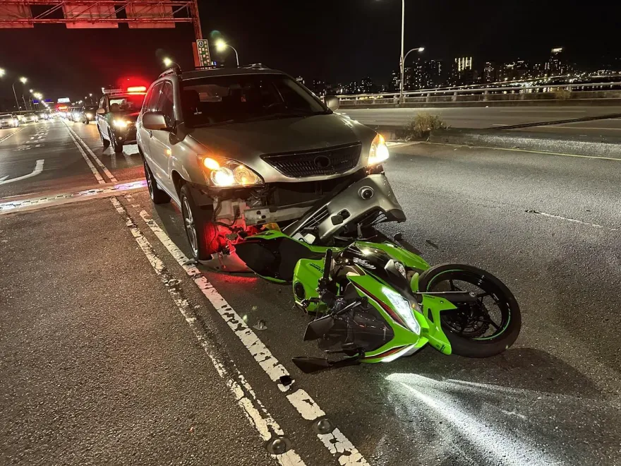 快訊/新北三重忠孝橋晚間3車追撞　33歲重機騎士受傷送醫