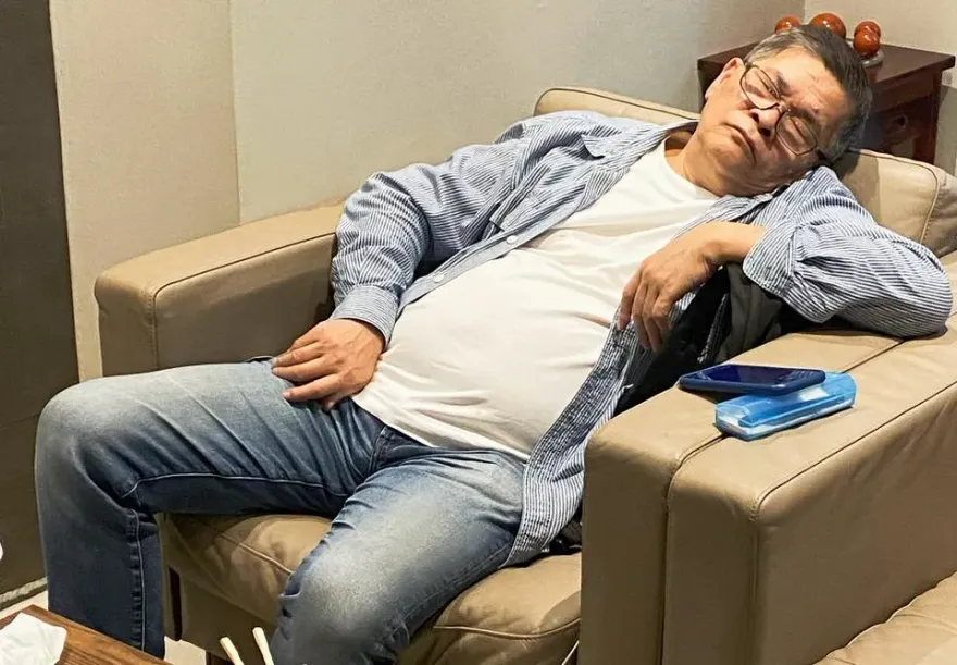 67歲澎恰恰「登台10分鐘突倒下」急送醫！兒子：爸爸為了工作堅持硬撐