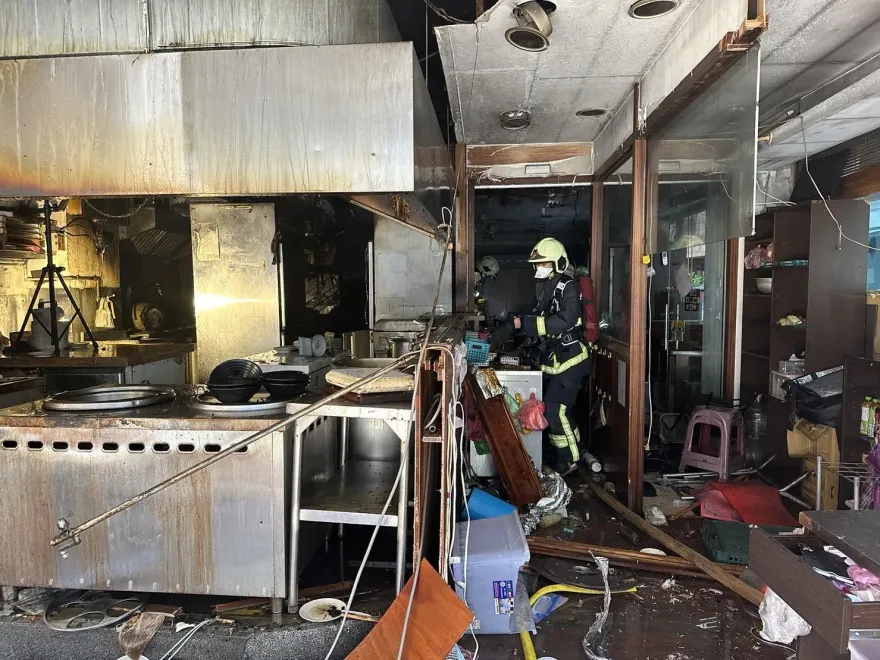 快訊/驚悚氣爆瞬間曝！新北餐廳「煎台爆開玻璃噴飛馬路」　嚇壞路人