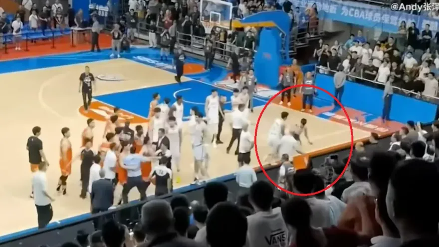 影/CBA本季最大規模衝突　國家隊球員「抱摔撂倒對手職員」護隊友