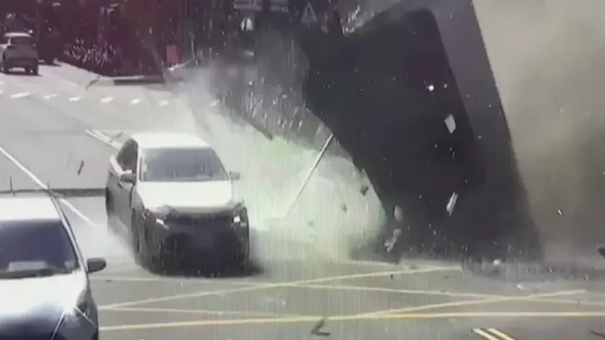 快訊/氣爆瞬間曝光！遮雨棚被炸飛險砸汽車　新莊小火鍋店老闆親揭原因損失百萬