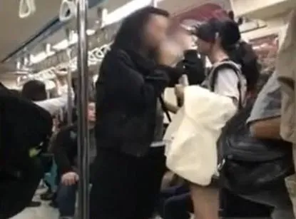 誤會大了！黑衣男遭控捷運車廂抽電子煙　捷運公司澄清：樂器「卡祖笛」