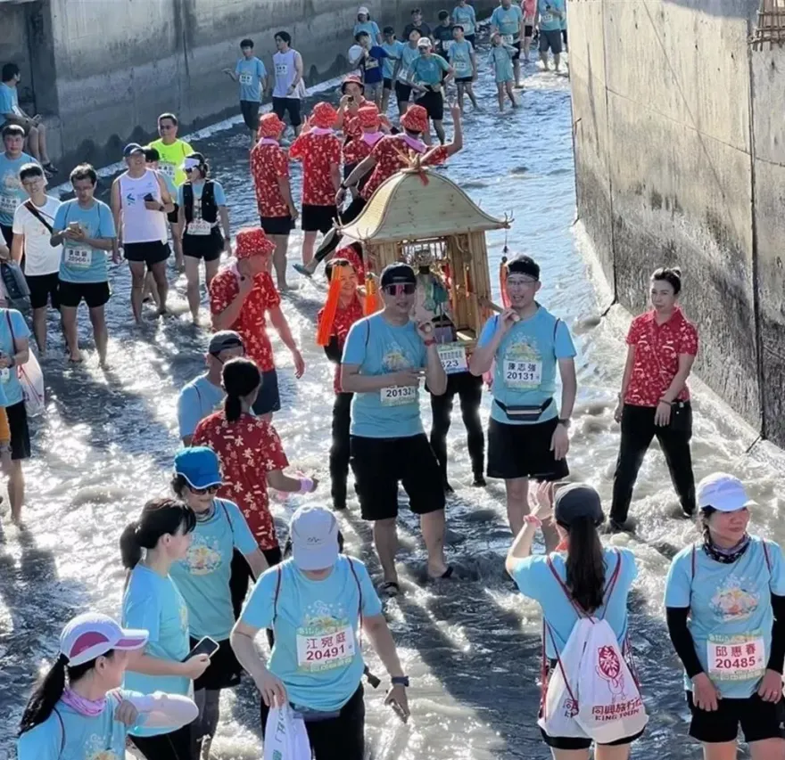 全台唯一！水陸合一馬拉松登場　媽祖、三太子與10國選手齊跑
