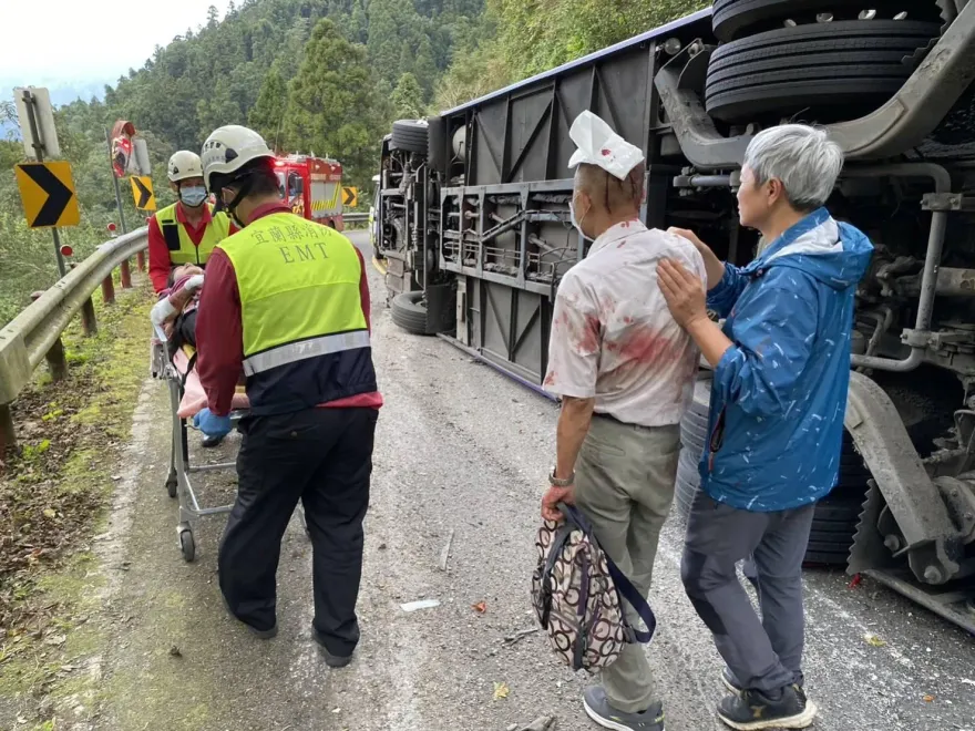 影/下坡失速！遊覽車翻覆釀1死38傷　乘客憶驚魂瞬間不到「2分鐘」就翻了
