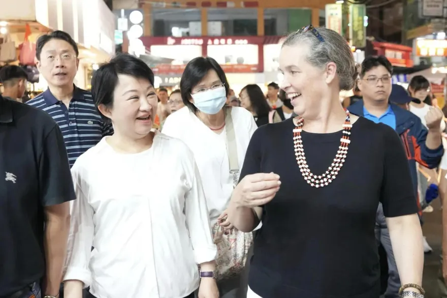 孫曉雅揪盧秀燕逛夜市！她驚爆「30年前當過導遊」 兩人互動超麻吉