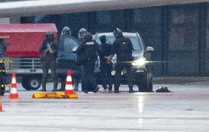影/疑與妻搶監護權！男子持槍闖機場脅持4歲女兒18小時　逾百航班遭取消