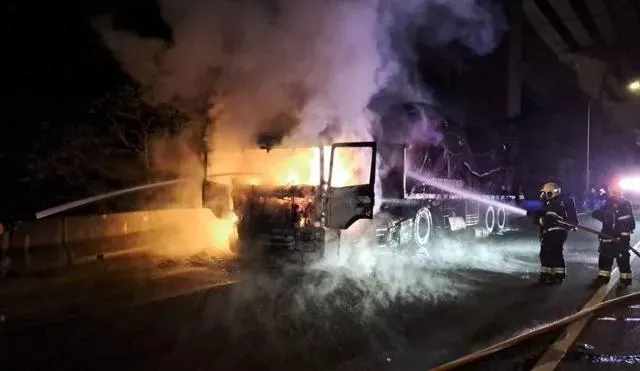國1林口段驚險火燒車！他聞到異味逃生　下秒聯結車頭燒成火球成廢鐵