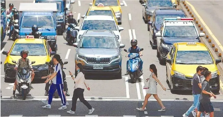 險遭闖紅燈車撞上！　外國人認「後悔來台」：怕爸媽哭著收屍