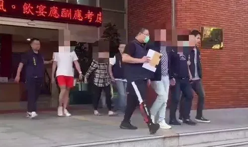 影/率21人包圍派出所！三重角頭一家三口都參與　夫妻交保兒聲押