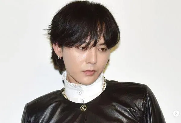 同被女室長爆染毒！李善均輕生亡…GD深夜曬「黑底菊花圖」發聲