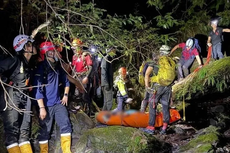 影/攀北插天山、舅在眼前墜谷！　警消扛7小時下山仍不治