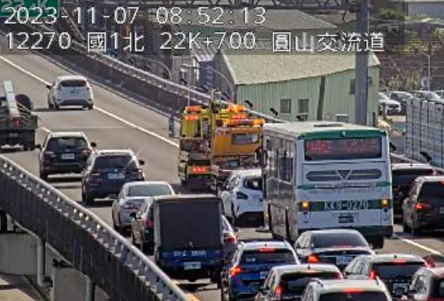 快訊/上班族快改道！國1圓山段「4車追撞」　時速僅剩20公里